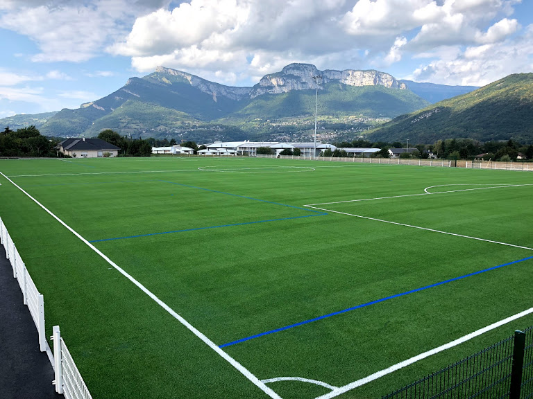 Terrain de foot en gazon synthétique par Vert et Sport