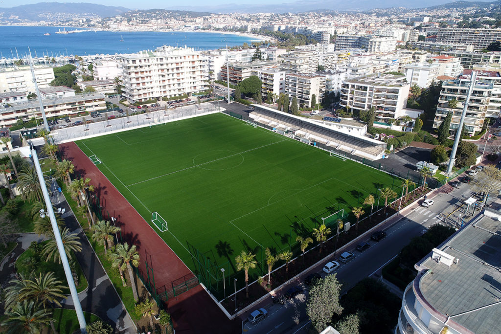 Terrain de foot synthétique à Cannes par Vert & Sport 26
