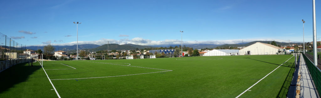 Stade en gazon synthétique