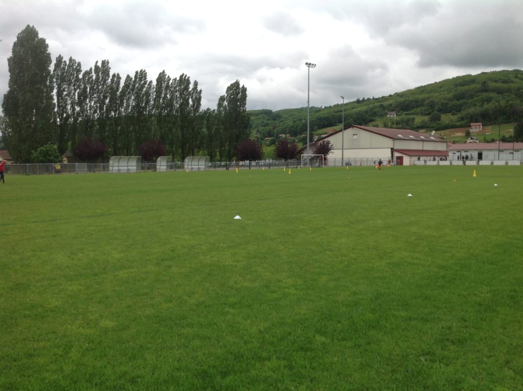 Stade de foot en gazon naturel par Vert et Sport 26