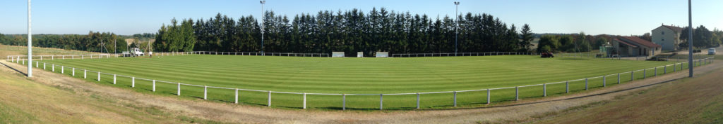 Stade de foot en gazon naturel