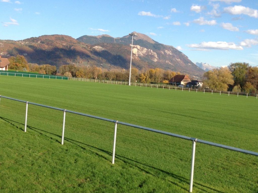 Stade multisport en pelouse naturel